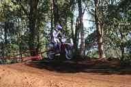 Photo MaitreFou - Auteur : Benjamin - Mots clés :  moto motocross terre saut mini verts championnat terrain petit tampon 