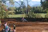 Photo MaitreFou - Auteur : Murielle - Mots clés :  moto motocross terre saut terrain petit tampon educatifs enfants championnat soleil poussiere 