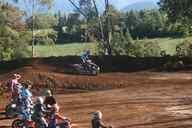Photo MaitreFou - Auteur : Murielle - Mots clés :  moto motocross terre saut terrain petit tampon educatifs enfants championnat soleil poussiere 