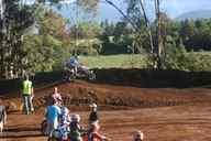 Photo MaitreFou - Auteur : Murielle - Mots clés :  moto motocross terre saut terrain petit tampon educatifs enfants championnat soleil poussiere 