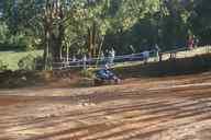 Photo MaitreFou - Auteur : Murielle - Mots clés :  moto motocross terre saut terrain petit tampon educatifs enfants championnat soleil poussiere 
