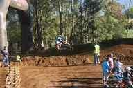 Photo MaitreFou - Auteur : Murielle - Mots clés :  moto motocross terre saut terrain petit tampon educatifs enfants championnat soleil poussiere 