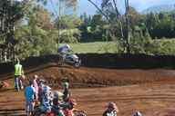 Photo MaitreFou - Auteur : Murielle - Mots clés :  moto motocross terre saut terrain petit tampon educatifs enfants championnat soleil poussiere 