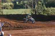 Photo MaitreFou - Auteur : Murielle - Mots clés :  moto motocross terre saut terrain petit tampon educatifs enfants championnat soleil poussiere 