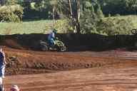 Photo MaitreFou - Auteur : Murielle - Mots clés :  moto motocross terre saut terrain petit tampon educatifs enfants championnat soleil poussiere 