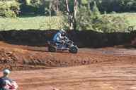 Photo MaitreFou - Auteur : Murielle - Mots clés :  moto motocross terre saut terrain petit tampon educatifs enfants championnat soleil poussiere 