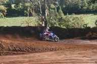 Photo MaitreFou - Auteur : Murielle - Mots clés :  moto motocross terre saut terrain petit tampon educatifs enfants championnat soleil poussiere 