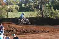 Photo MaitreFou - Auteur : Murielle - Mots clés :  moto motocross terre saut terrain petit tampon educatifs enfants championnat soleil poussiere 