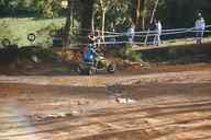 Photo MaitreFou - Auteur : Murielle - Mots clés :  moto motocross terre saut terrain petit tampon educatifs enfants championnat soleil poussiere 