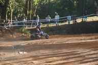 Photo MaitreFou - Auteur : Murielle - Mots clés :  moto motocross terre saut terrain petit tampon educatifs enfants championnat soleil poussiere 