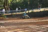 Photo MaitreFou - Auteur : Murielle - Mots clés :  moto motocross terre saut terrain petit tampon educatifs enfants championnat soleil poussiere 
