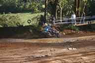Photo MaitreFou - Auteur : Murielle - Mots clés :  moto motocross terre saut terrain petit tampon educatifs enfants championnat soleil poussiere 
