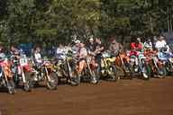 Photo MaitreFou - Auteur : Equipe MaitreFou - Mots clés :  moto motocross ufolep terre saut terrain petit tampon educatifs enfants soleil 
