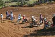 Photo MaitreFou - Auteur : Equipe MaitreFou - Mots clés :  moto motocross ufolep terre saut terrain petit tampon educatifs enfants soleil 