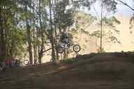 Photo MaitreFou - Auteur : Equipe MaitreFou - Mots clés :  moto motocross ufolep terre saut terrain petit tampon educatifs enfants soleil 
