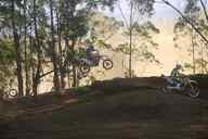 Photo MaitreFou - Auteur : Equipe MaitreFou - Mots clés :  moto motocross ufolep terre saut terrain petit tampon educatifs enfants soleil 