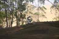 Photo MaitreFou - Auteur : Equipe MaitreFou - Mots clés :  moto motocross ufolep terre saut terrain petit tampon educatifs enfants soleil 