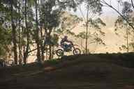 Photo MaitreFou - Auteur : Equipe MaitreFou - Mots clés :  moto motocross ufolep terre saut terrain petit tampon educatifs enfants soleil 