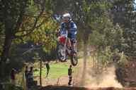 Photo MaitreFou - Auteur : Equipe MaitreFou - Mots clés :  moto motocross ufolep terre saut terrain petit tampon educatifs U3 U2 U1 veteran minimes cadets 85cc 65cc soleil 