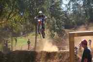 Photo MaitreFou - Auteur : Equipe MaitreFou - Mots clés :  moto motocross ufolep terre saut terrain petit tampon educatifs U3 U2 U1 veteran minimes cadets 85cc 65cc soleil 