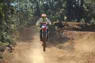 Photo MaitreFou - Auteur : Equipe MaitreFou - Mots clés :  moto motocross ufolep terre saut terrain petit tampon educatifs U3 U2 U1 veteran minimes cadets 85cc 65cc soleil 