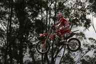 Photo MaitreFou - Auteur : Equipe MaitreFou - Mots clés :  moto motocross ufolep terre saut terrain petit tampon educatifs U3 U2 U1 veteran minimes cadets 85cc 65cc soleil 