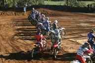 Photo MaitreFou - Auteur : Murielle - Mots clés :  moto motocross terre saut terrain petit tampon educatifs enfants championnat soleil poussiere 