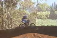 Photo MaitreFou - Auteur : Murielle - Mots clés :  moto motocross terre saut terrain petit tampon educatifs enfants championnat soleil poussiere 