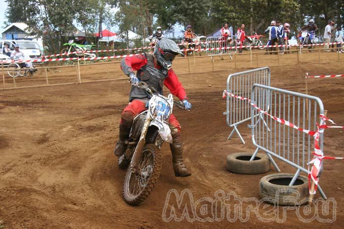 Photo MaitreFou - Auteur : Michael - Mots clés :  moto motocross terre saut championnat petit endurance tampon 