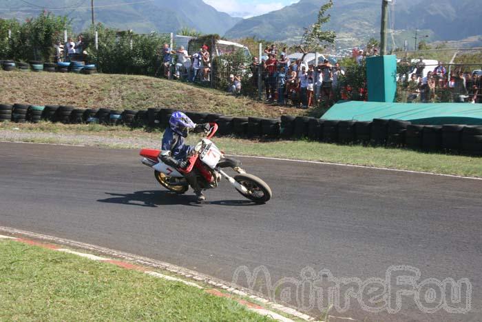 Photo MaitreFou - Auteur : Michael - Mots clés :  moto supermotard terre asphalte piste jamaique saut championnat saint denis 
