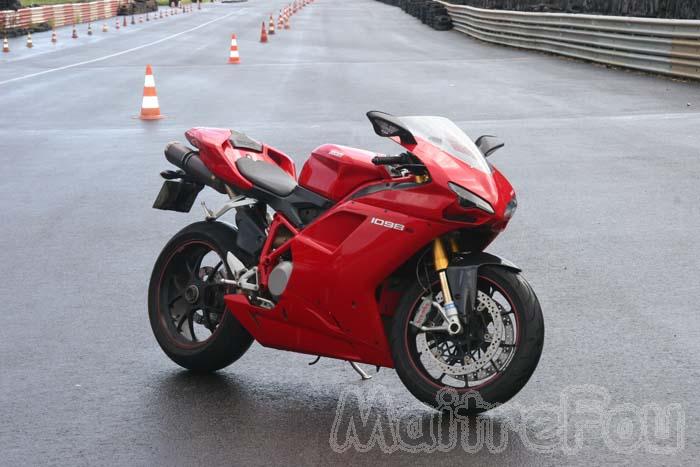 Photo MaitreFou - Auteur : Benjamin - Mots clés :  exposition moto sainte anne circuit felix guichard desmosedici ducati rr essais presentation reportage journaliste 
