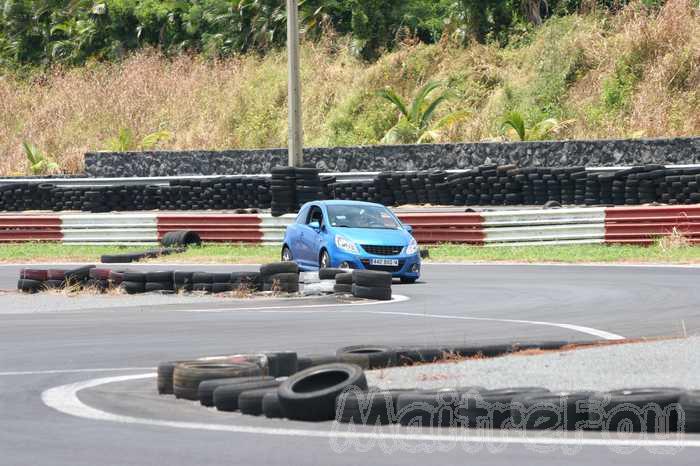 Photo MaitreFou - Auteur : Benjamin - Mots cl&eacute;s :  auto moto roulage tmvr cfg circuit defoulage pilotage gros cube mini soleil 