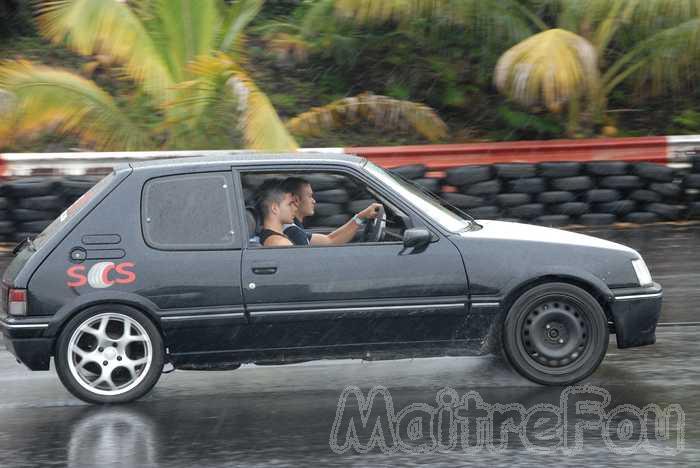 Photo MaitreFou - Auteur : Murielle et Oc&eacute;anne - Mots cl&eacute;s :  auto run olivier moutoussamy essais chronos pousse performances felix guichard pluie soleil journee licencies ouverte 