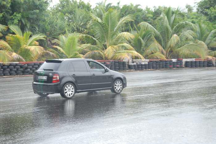 Photo MaitreFou - Auteur : Murielle et Oc&eacute;anne - Mots cl&eacute;s :  auto run olivier moutoussamy essais chronos pousse performances felix guichard pluie soleil journee licencies ouverte 