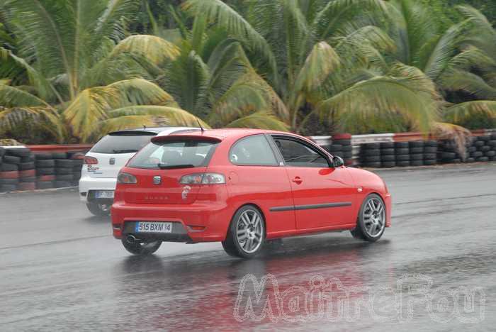 Photo MaitreFou - Auteur : Murielle et Oc&eacute;anne - Mots cl&eacute;s :  auto run olivier moutoussamy essais chronos pousse performances felix guichard pluie soleil journee licencies ouverte 