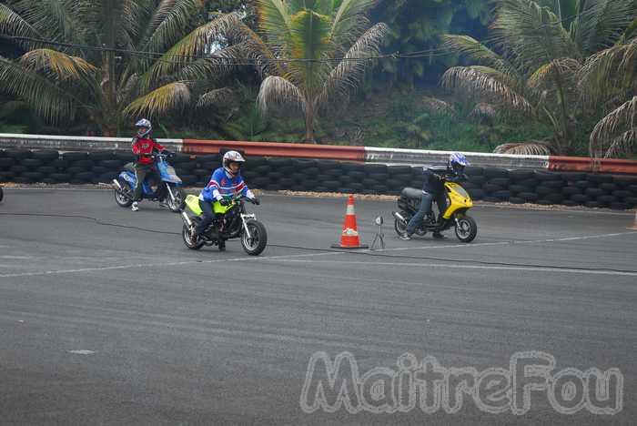 Photo MaitreFou - Auteur : Equipe MaitreFou - Mots cl&eacute;s : moto run libre pousse performances circuit felix guichard