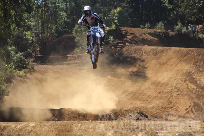 Photo MaitreFou - Auteur : Equipe MaitreFou - Mots clés :  moto motocross ufolep terre saut terrain petit tampon educatifs U3 U2 U1 veteran minimes cadets 85cc 65cc soleil 