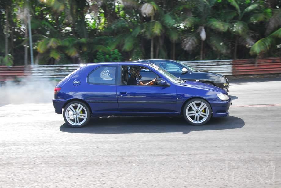 Photo MaitreFou - Auteur : Benjamin - Mots clés :  auto cfg circuit run tc pneu burn and drag pousse 