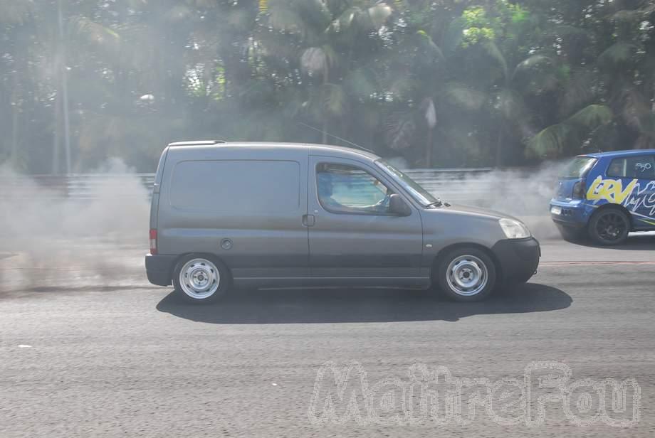 Photo MaitreFou - Auteur : Benjamin - Mots clés :  auto cfg circuit run tc pneu burn and drag pousse 
