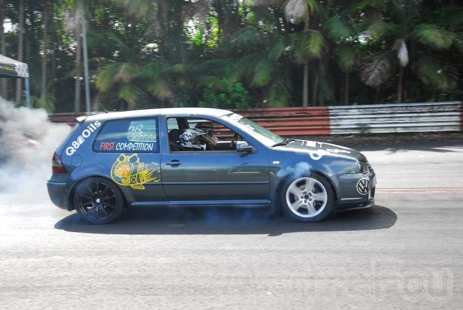 Photo MaitreFou - Auteur : Benjamin - Mots clés :  auto cfg circuit run tc pneu burn and drag pousse 