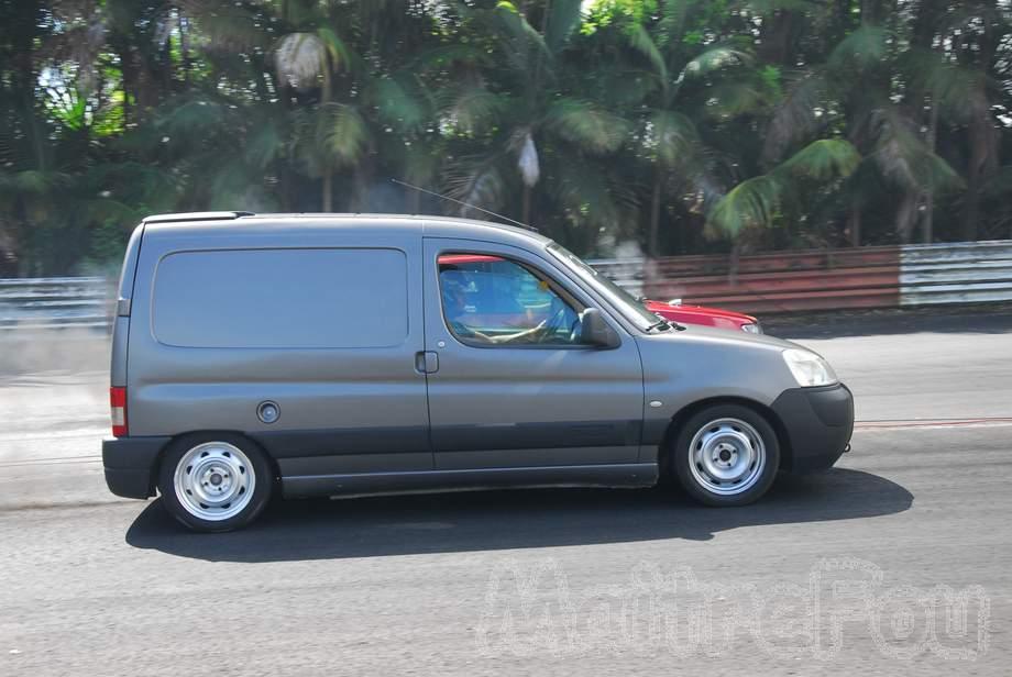 Photo MaitreFou - Auteur : Benjamin - Mots clés :  auto cfg circuit run tc pneu burn and drag pousse 