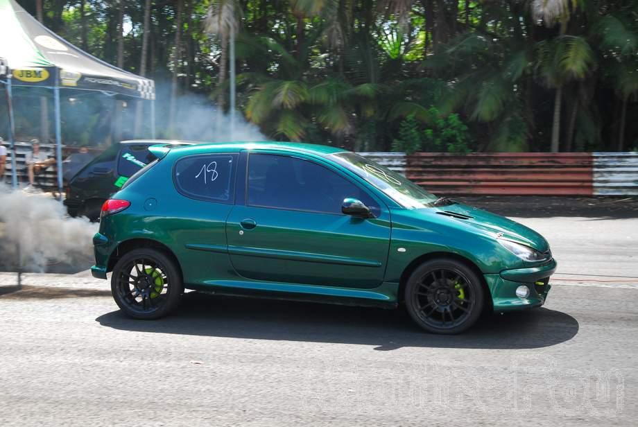 Photo MaitreFou - Auteur : Benjamin - Mots cl&eacute;s :  auto cfg circuit run tc pneu burn and drag pousse 