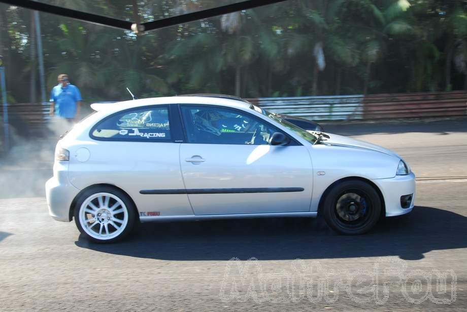 Photo MaitreFou - Auteur : Benjamin - Mots cl&eacute;s :  auto cfg circuit run tc pneu burn and drag pousse 