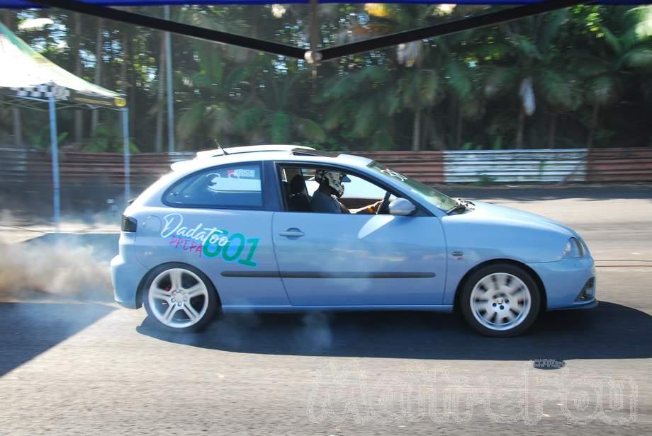 Photo MaitreFou - Auteur : Benjamin - Mots cl&eacute;s :  auto cfg circuit run tc pneu burn and drag pousse 
