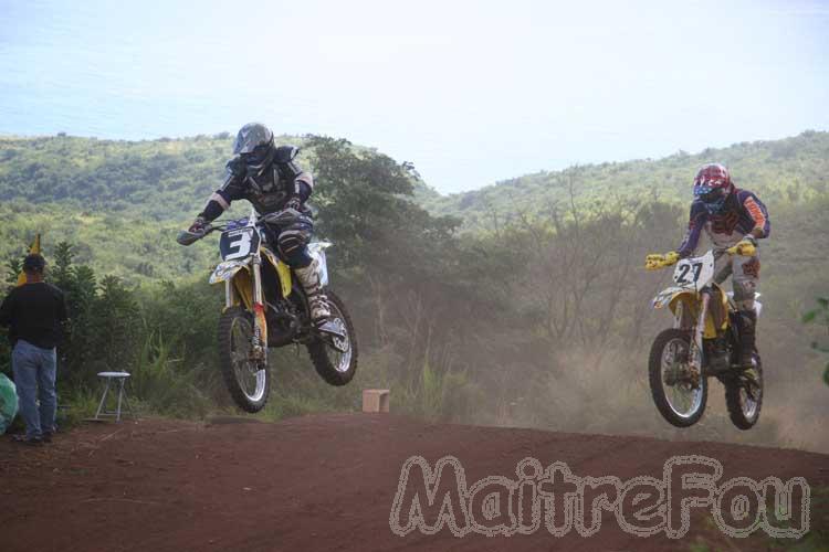 Photo MaitreFou - Auteur : Michael & Priscilla - Mots clés :  moto motocross terre saut vitesse championnat 
