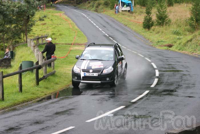 Photo MaitreFou - Auteur : Michael - Mots clés :  auto rallye cilaos tamarins pluie virage freinage 