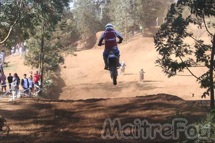 Photo MaitreFou - Auteur : Mathieu - Mots clés :  moto motocross terre saut terrain petit tampon 