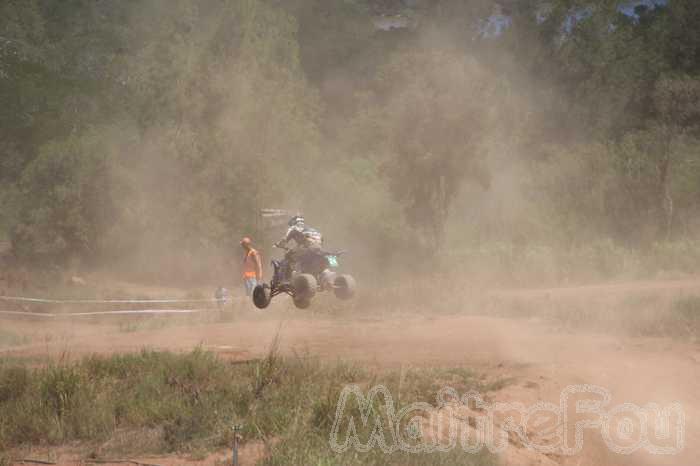 Photo MaitreFou - Auteur : Mathieu et Oceanne - Mots clés :  moto motocross quad FFM terre saut terrain paita nouvelle caledonie 