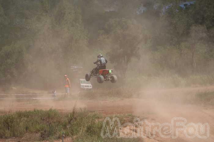 Photo MaitreFou - Auteur : Mathieu et Oceanne - Mots clés :  moto motocross quad FFM terre saut terrain paita nouvelle caledonie 