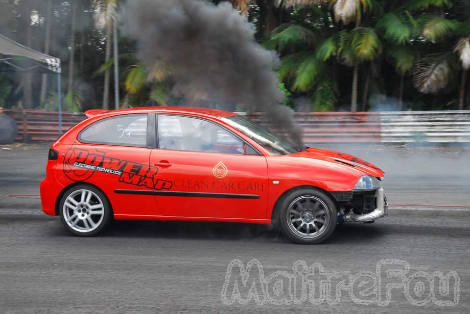 Photo MaitreFou - Auteur : Benjamin - Mots clés :  auto cfg circuit run tc pneu burn and drag pousse 